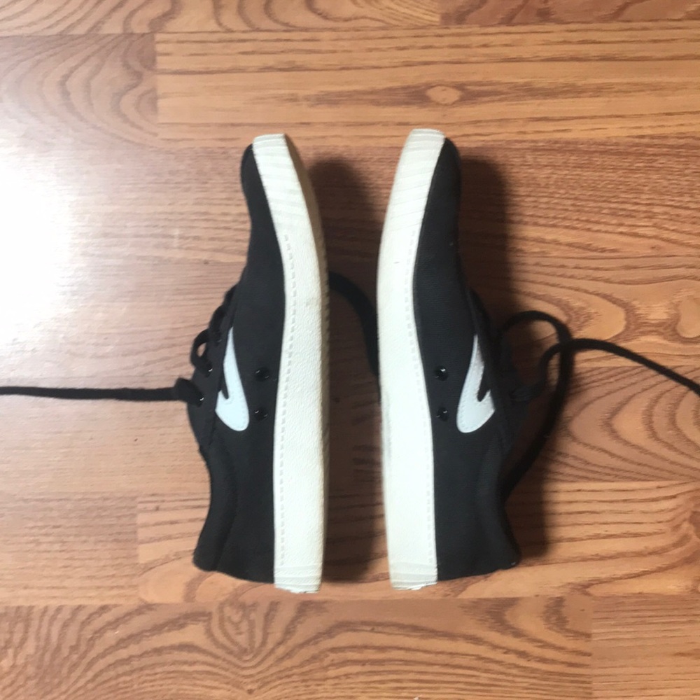 Like new black tretorns